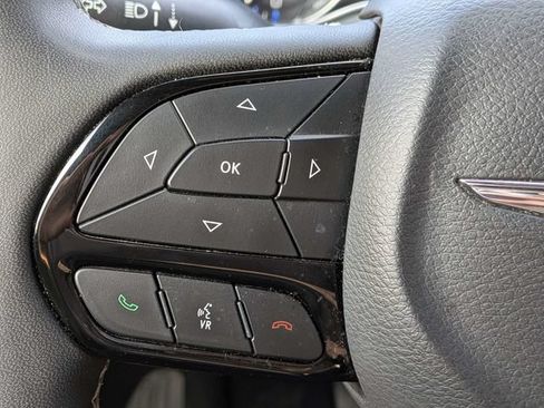 Used 2025 Chrysler Pacifica Limited FWD image 28