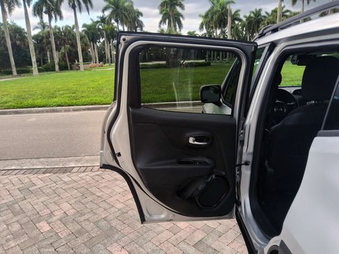 Used 2017 Jeep Renegade Altitude FWD image 30