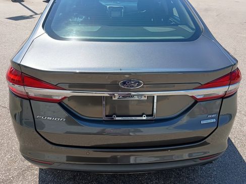 Used 2017 Ford Fusion SE w/ Fusion SE Technology Package FWD image 18