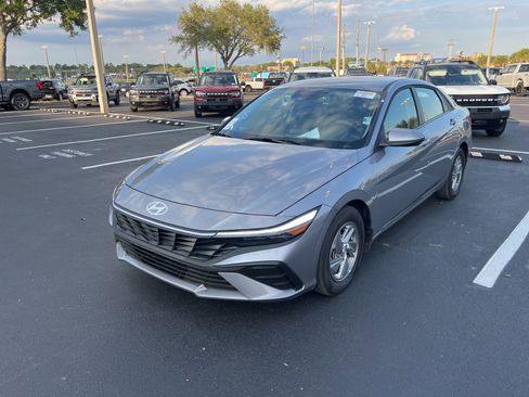 Used 2025 Hyundai Elantra SE image 18