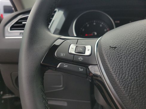 Used 2020 Volkswagen Tiguan SE w/ Panoramic Sunroof Package FWD image 24