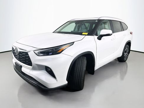 Used 2023 Toyota Highlander XLE image 3