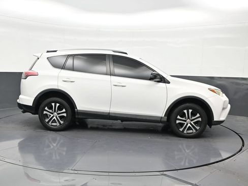 Used 2018 Toyota RAV4 LE FWD image 7