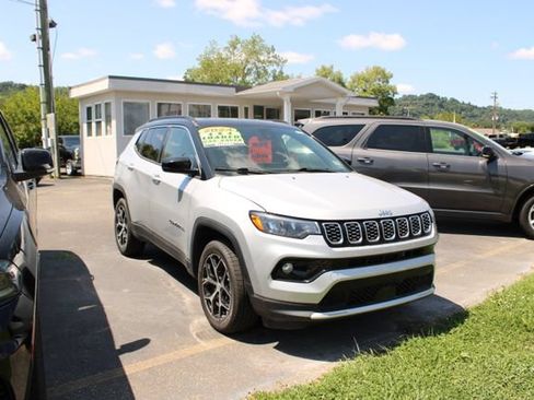 Used 2024 Jeep Compass Limited AWD/4WD image 2