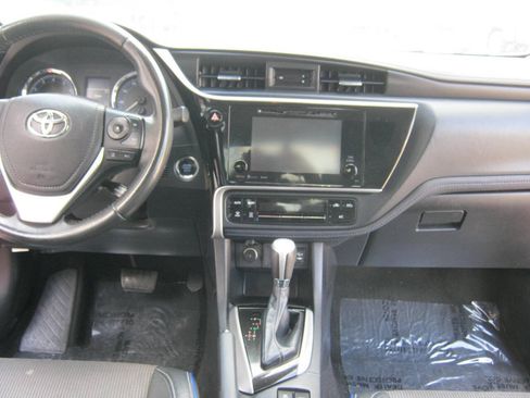 Used 2018 Toyota Corolla SE w/ SE Premium Package FWD image 11