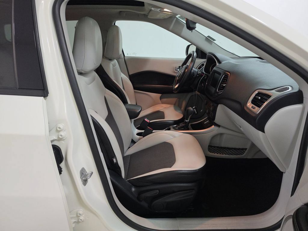 Used 2019 Jeep Compass Latitude FWD image 9