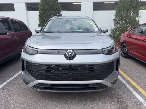 Used 2025 Volkswagen Tiguan SE image 2