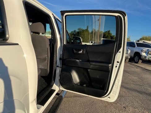 Used 2016 Toyota Tacoma TRD Sport image 33