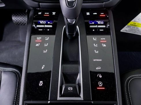 Used 2025 Porsche Macan Turbo AWD/4WD image 18