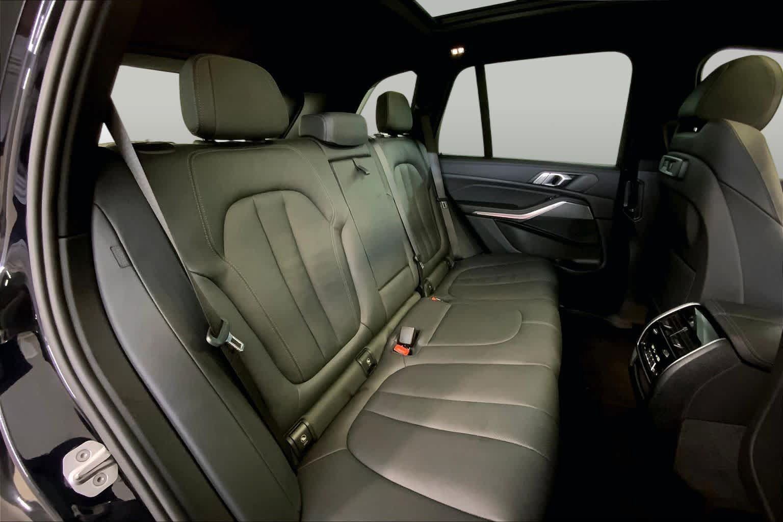 Used 2022 BMW X5 xDrive40i w/ M Sport Package AWD/4WD image 19