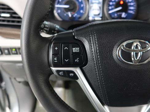 Used 2017 Toyota Sienna XLE w/ XLE Navigation Package FWD image 32