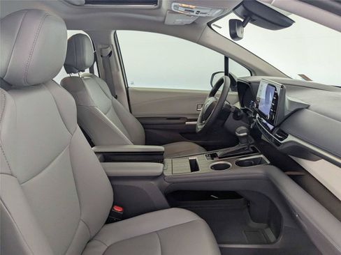 Certified 2022 Toyota Sienna XLE FWD image 32