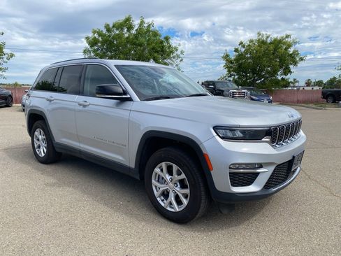 Used 2024 Jeep Grand Cherokee Limited image 3