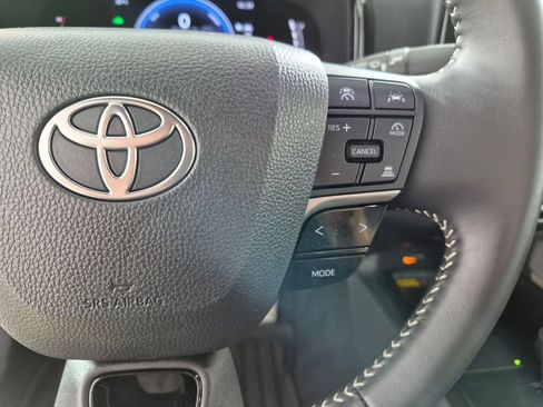 Used 2025 Toyota Camry SE FWD image 15