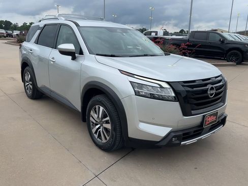 Used 2022 Nissan Pathfinder SL w/ SL Black Package FWD image 3