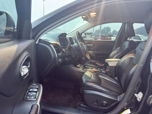 Used 2019 Jeep Cherokee Latitude Plus w/ Cold Weather Group AWD/4WD image 10