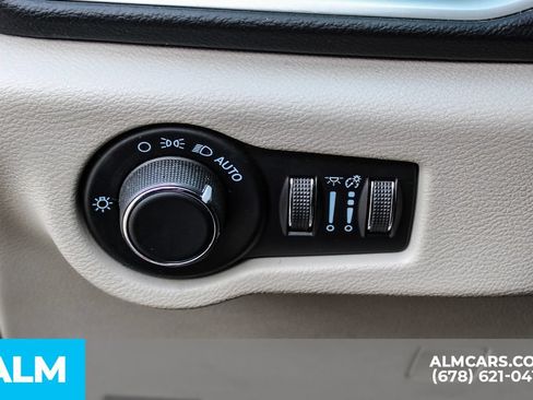 Used 2023 Chrysler Voyager LX FWD image 33