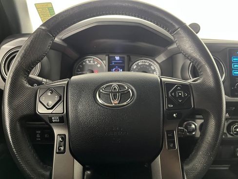 Used 2018 Toyota Tacoma TRD Sport image 22