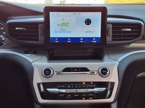 Used 2023 Ford Explorer XLT image 9