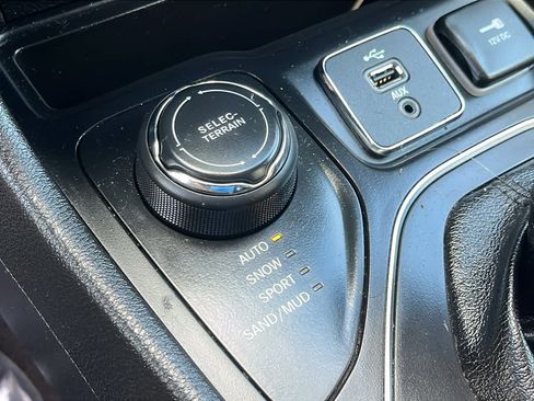 Used 2019 Jeep Cherokee Latitude Plus w/ Comfort/Convenience Group image 21