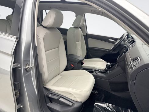 Used 2019 Volkswagen Tiguan SE w/ Panoramic Sunroof Package AWD/4WD image 16