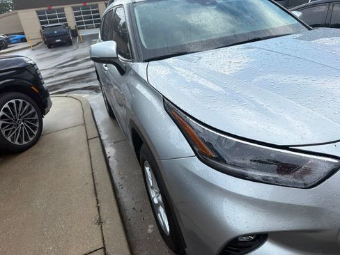 Used 2021 Toyota Highlander LE FWD image 2