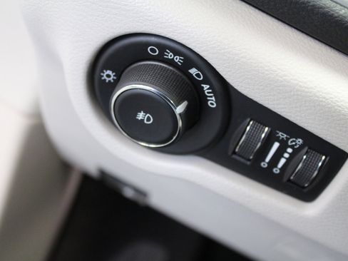 Used 2017 Chrysler Pacifica Limited w/ UConnect Theater Package image 11