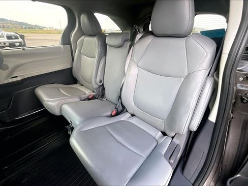 Used 2021 Toyota Sienna XLE FWD image 22