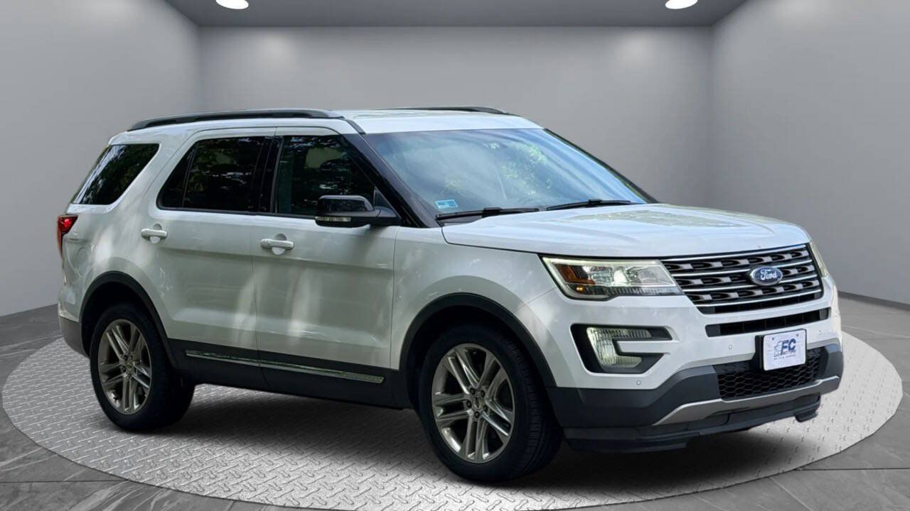 Used 2017 Ford Explorer XLT w/ Equipment Group 202A FWD image 4