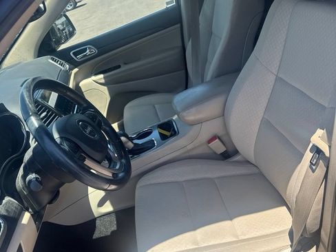 Used 2022 Jeep Grand Cherokee Laredo E RWD image 6