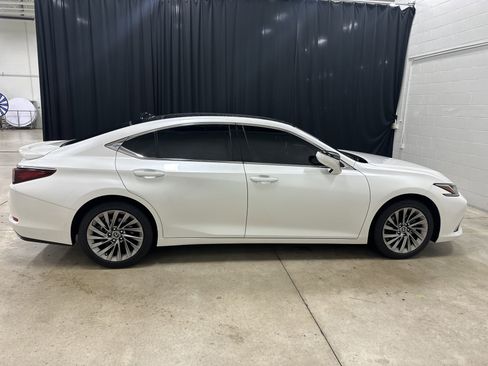 Used 2025 Lexus ES 350 Luxury w/ Accessory Package (Z1) image 11