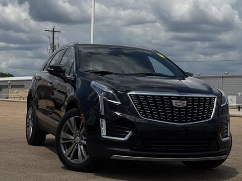 Used 2025 Cadillac XT5 Premium Luxury FWD image 2