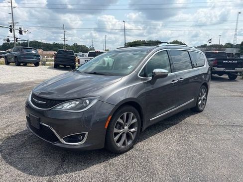 Used 2019 Chrysler Pacifica Limited w/ Tire & Wheel Group FWD image 2