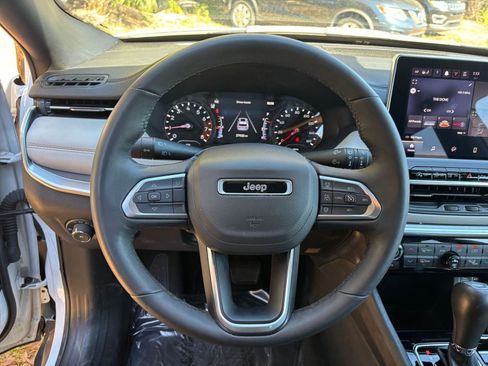 Used 2025 Jeep Compass Limited image 29