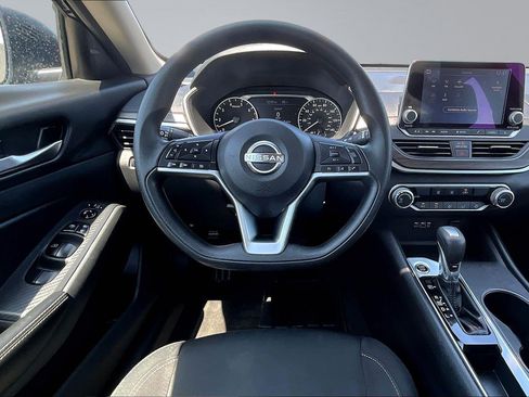 Used 2025 Nissan Altima 2.5 SV FWD image 9