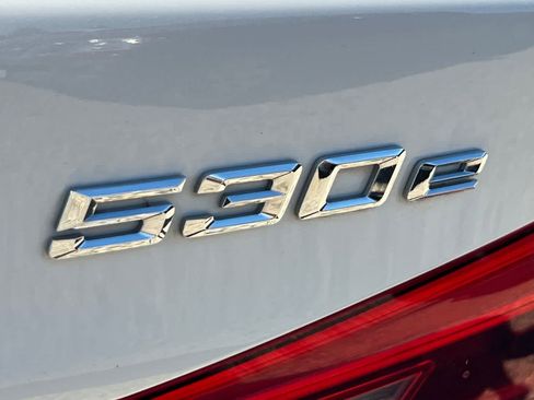 Used 2018 BMW 530e w/ Premium Package 2 RWD image 17