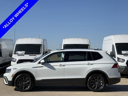Used 2024 Volkswagen Tiguan SE image 3