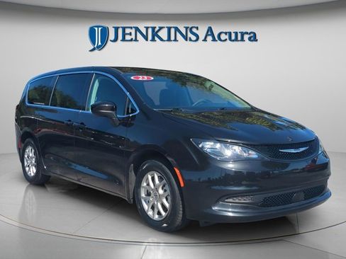 Used 2023 Chrysler Voyager LX image 3