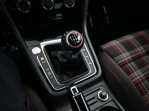 Used 2018 Volkswagen GTI SE FWD image 21