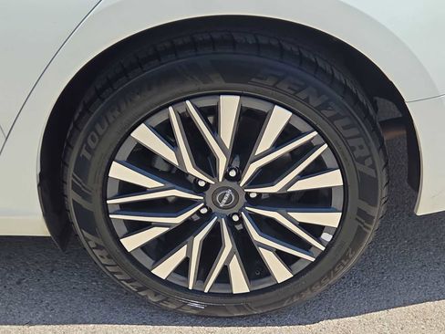 Used 2025 Nissan Altima 2.5 SV FWD image 12