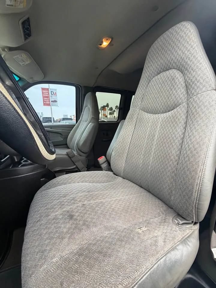 Used 2006 Chevrolet Express 2500 Passenger w/ Power and Light Package RWD image 8