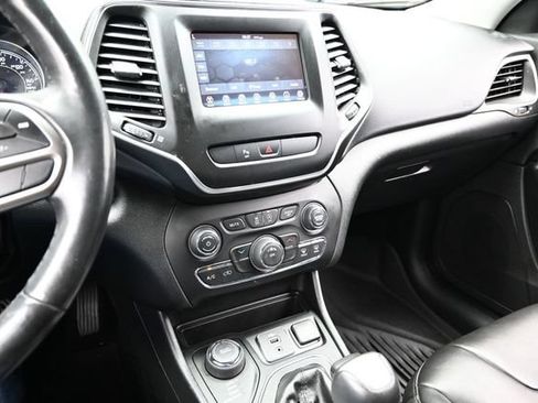 Used 2020 Jeep Cherokee Latitude Plus w/ Cold Weather Group AWD/4WD image 41