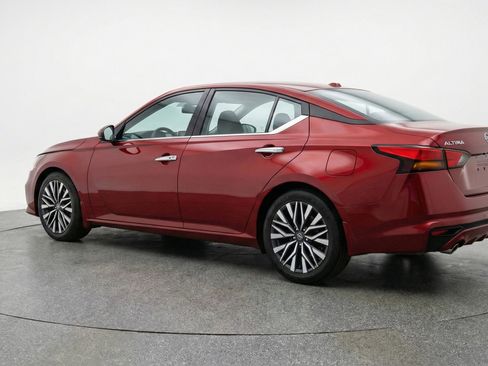 Used 2025 Nissan Altima 2.5 SV FWD image 6