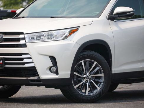 Used 2019 Toyota Highlander XLE AWD/4WD image 11