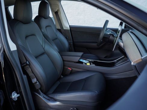 Used 2021 Tesla Model Y Long Range image 21