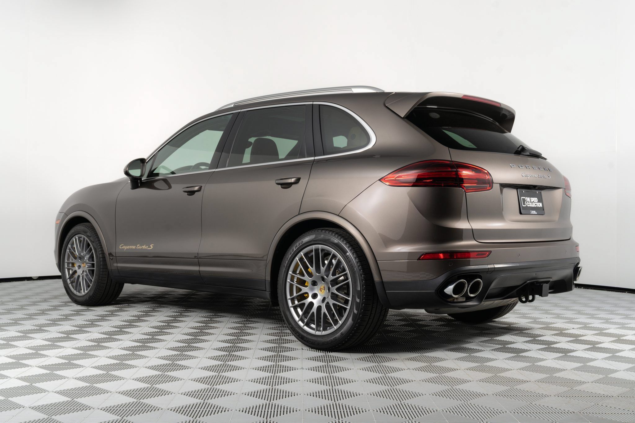 Used 2016 Porsche Cayenne Turbo S AWD/4WD image 2