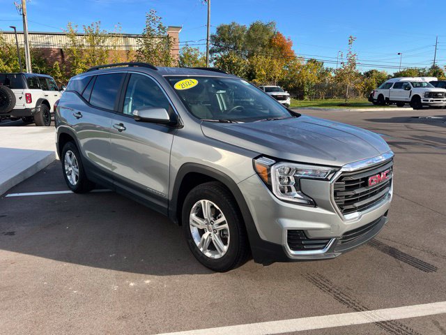 Used 2024 GMC Terrain SLE w/ Driver Convenience Package AWD/4WD image 3