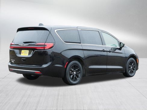 Certified 2024 Chrysler Pacifica Touring-L image 7