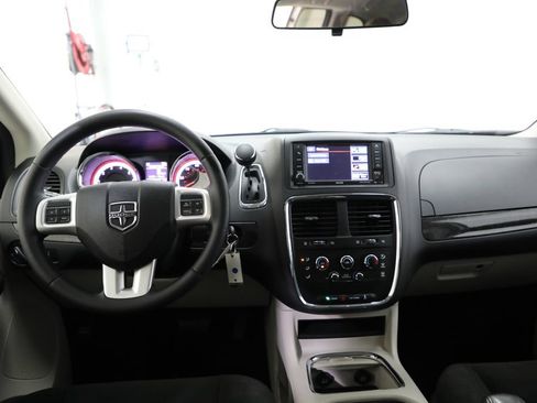 Used 2016 Dodge Grand Caravan SXT w/ Rear Park Assist Package FWD image 2