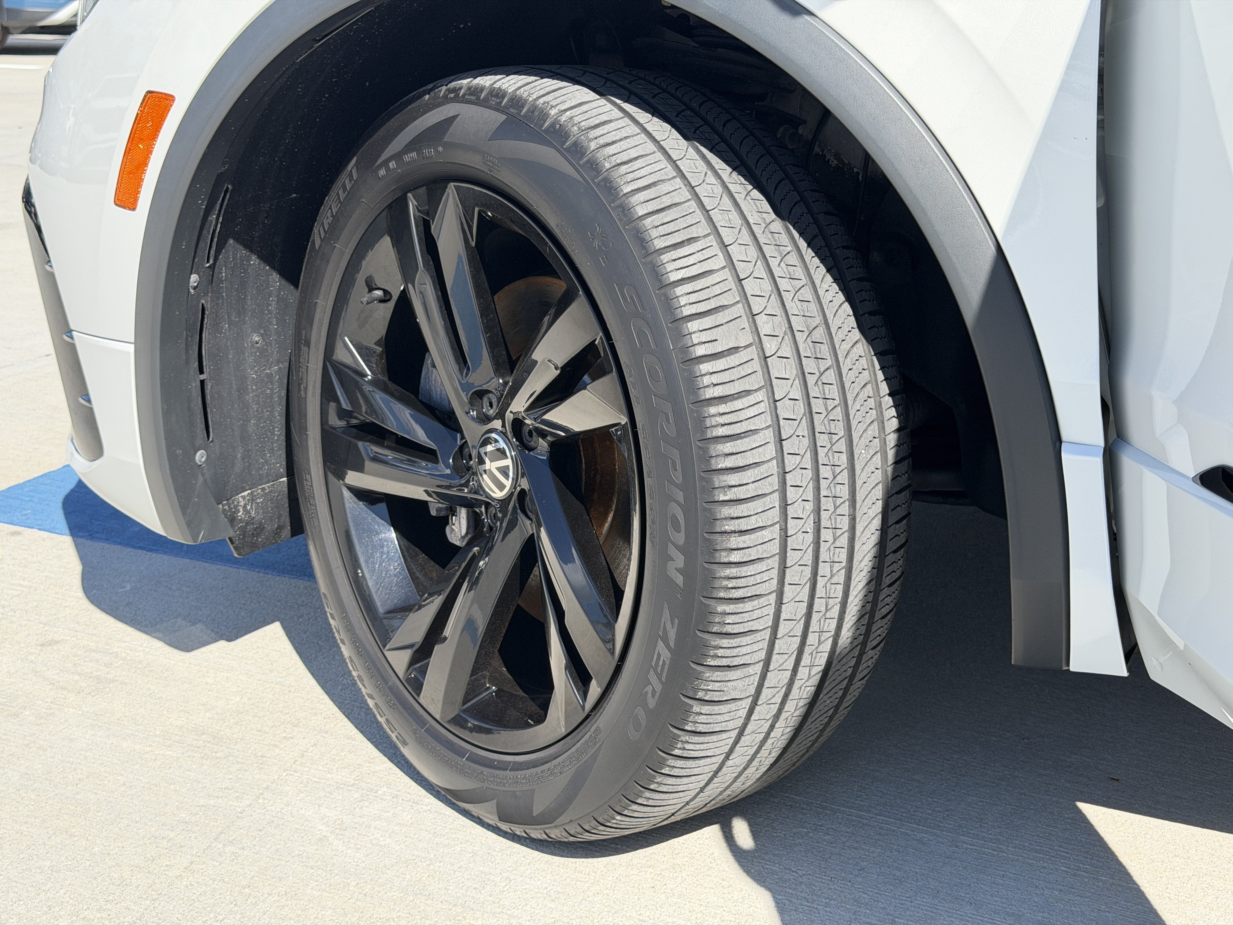 Certified 2023 Volkswagen Tiguan SE R-Line FWD image 33